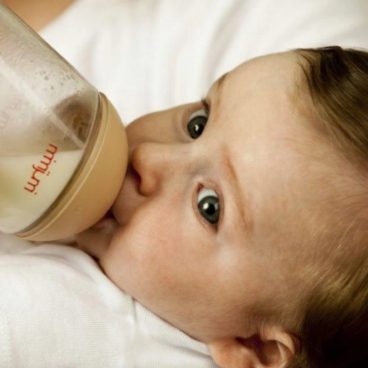 Jaka butelka do karmienia niemowlaka? Przejście z karmienia piersią na butelkę
